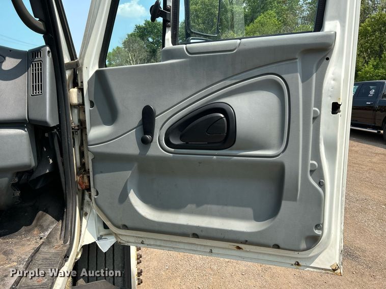 image for item DS8767 2006 International 4300  spreader truck