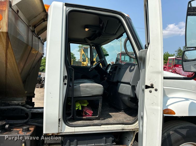 image for item DS8767 2006 International 4300  spreader truck