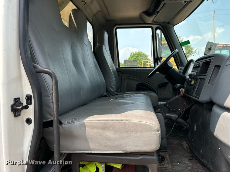 image for item DS8767 2006 International 4300  spreader truck