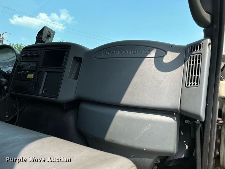 image for item DS8767 2006 International 4300  spreader truck