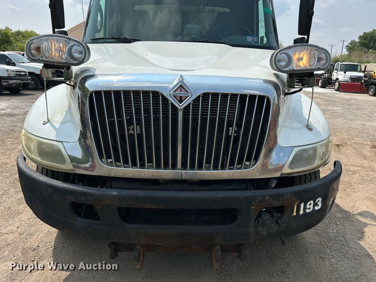 image for item DS8767 2006 International 4300  spreader truck