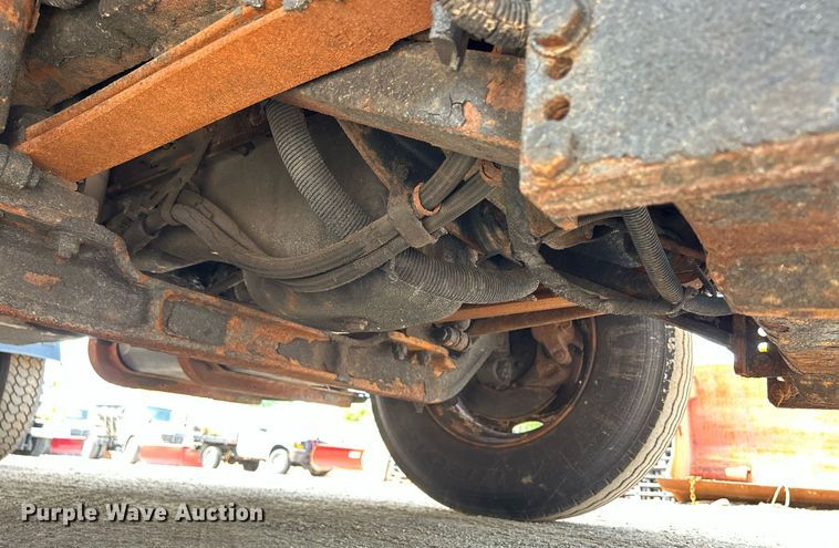 image for item DS8767 2006 International 4300  spreader truck