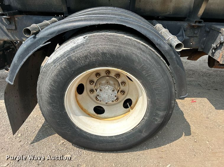 image for item DS8767 2006 International 4300  spreader truck