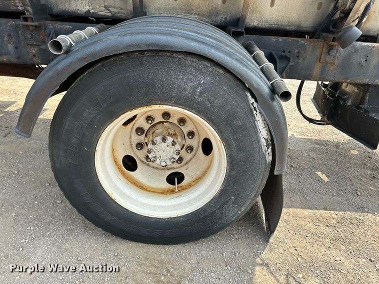 image for item DS8767 2006 International 4300  spreader truck