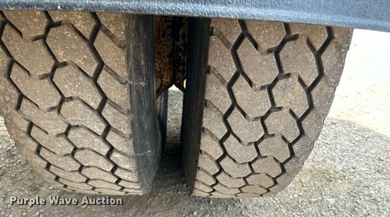 image for item DS8767 2006 International 4300  spreader truck