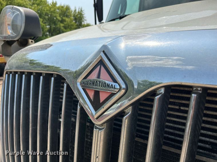 image for item DS8767 2006 International 4300  spreader truck