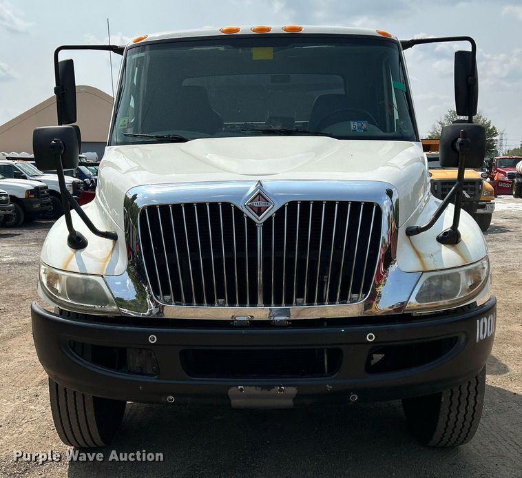 image for item DS8768 2009 International DuraStar 4300  spreader truck