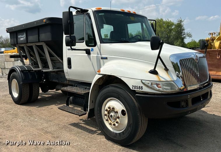 image for item DS8768 2009 International DuraStar 4300  spreader truck
