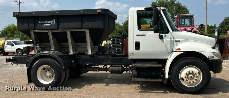 image for item DS8768 2009 International DuraStar 4300  spreader truck