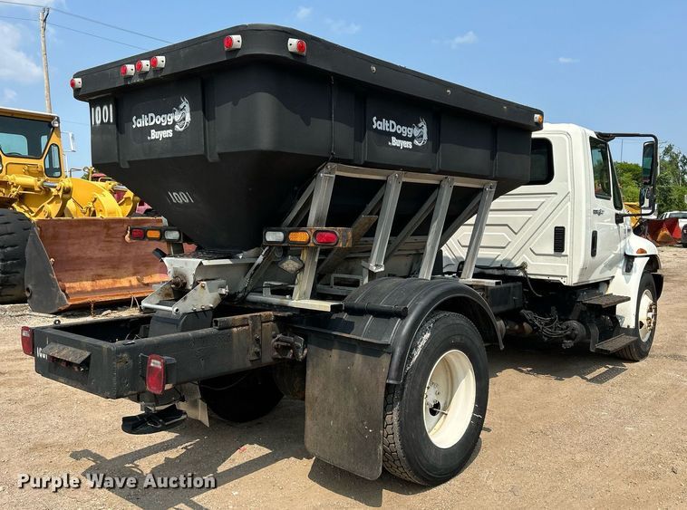 image for item DS8768 2009 International DuraStar 4300  spreader truck