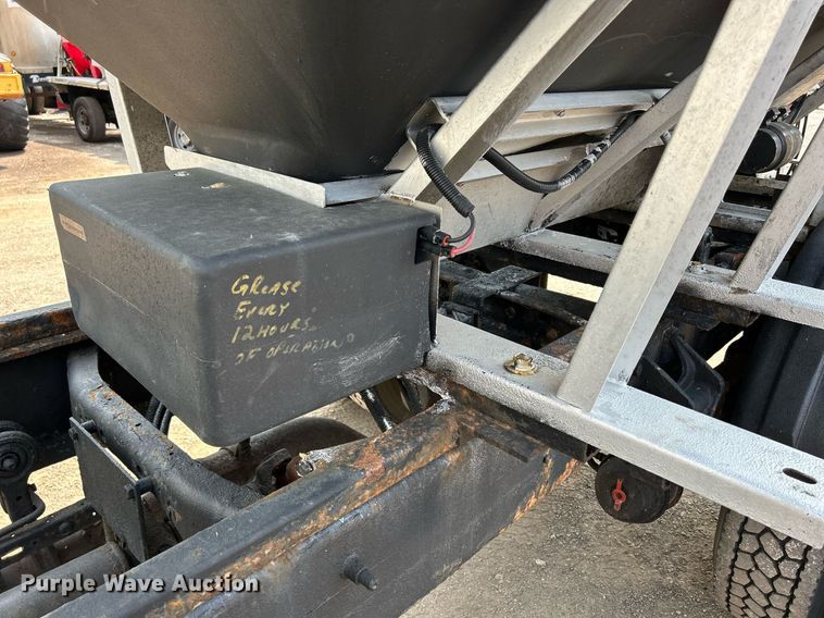 image for item DS8768 2009 International DuraStar 4300  spreader truck