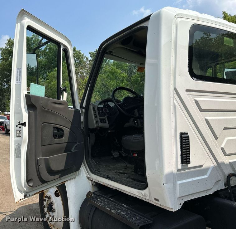 image for item DS8768 2009 International DuraStar 4300  spreader truck