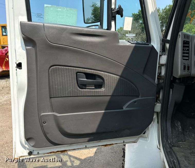 image for item DS8768 2009 International DuraStar 4300  spreader truck