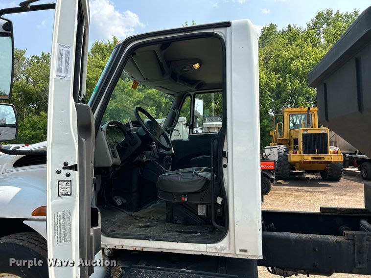 image for item DS8768 2009 International DuraStar 4300  spreader truck