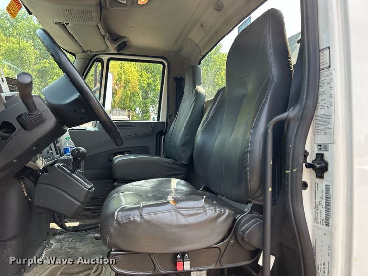 image for item DS8768 2009 International DuraStar 4300  spreader truck