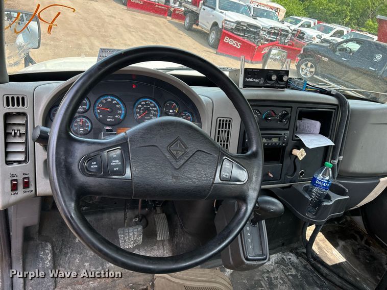 image for item DS8768 2009 International DuraStar 4300  spreader truck