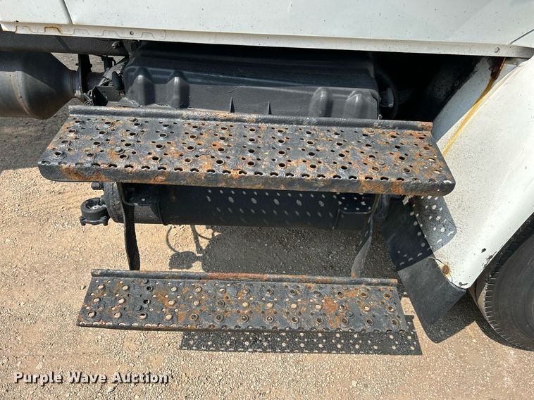 image for item DS8768 2009 International DuraStar 4300  spreader truck