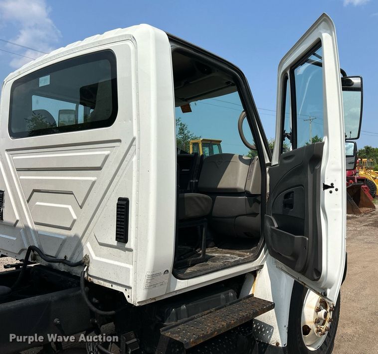 image for item DS8768 2009 International DuraStar 4300  spreader truck