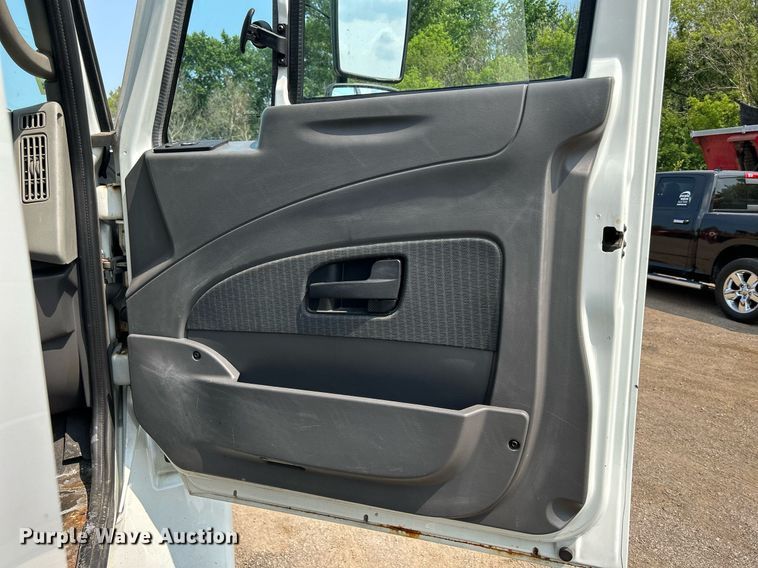 image for item DS8768 2009 International DuraStar 4300  spreader truck