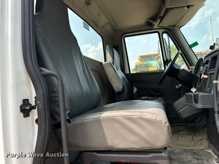 image for item DS8768 2009 International DuraStar 4300  spreader truck