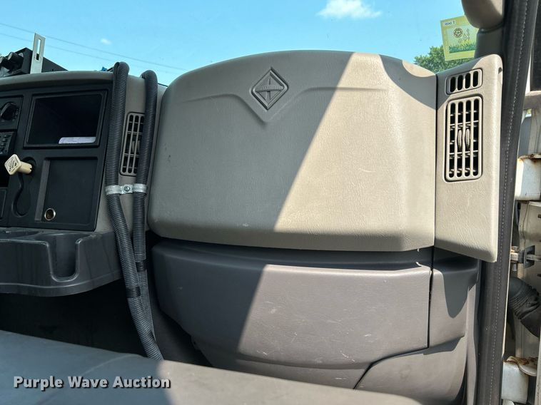 image for item DS8768 2009 International DuraStar 4300  spreader truck