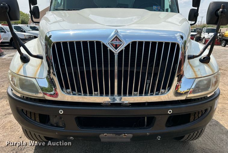 image for item DS8768 2009 International DuraStar 4300  spreader truck