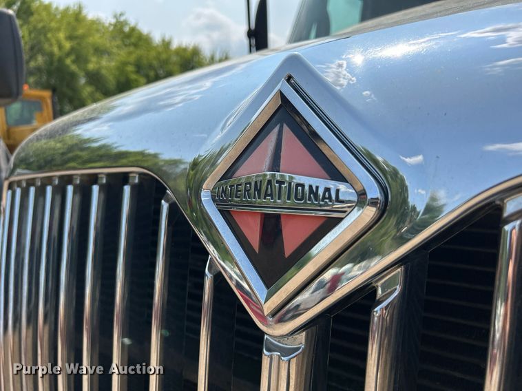 image for item DS8768 2009 International DuraStar 4300  spreader truck