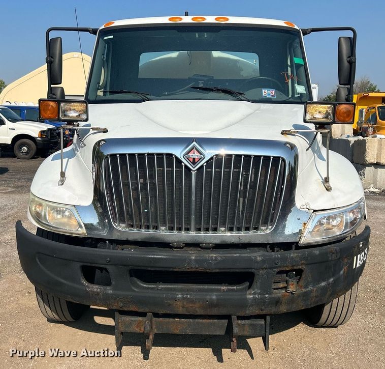 image for item DS8769 2005 International 4300  de-icer truck