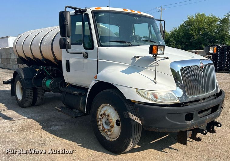 image for item DS8769 2005 International 4300  de-icer truck