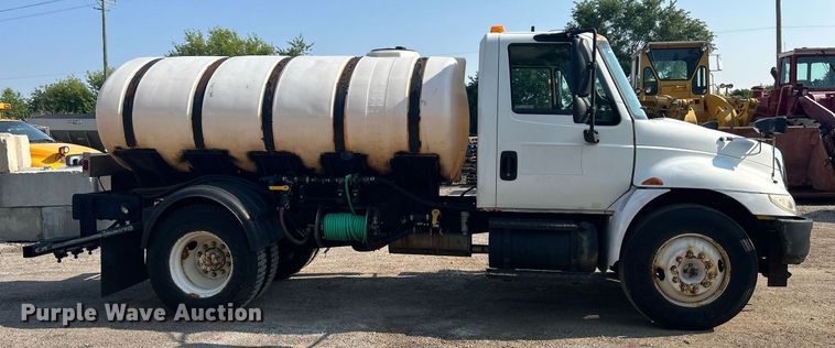 image for item DS8769 2005 International 4300  de-icer truck