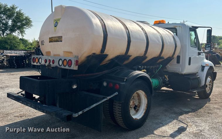 image for item DS8769 2005 International 4300  de-icer truck