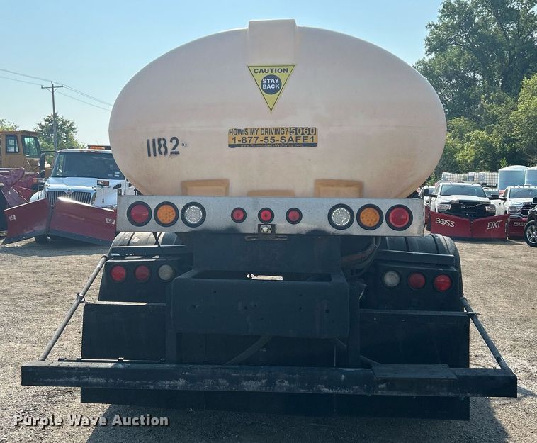 image for item DS8769 2005 International 4300  de-icer truck