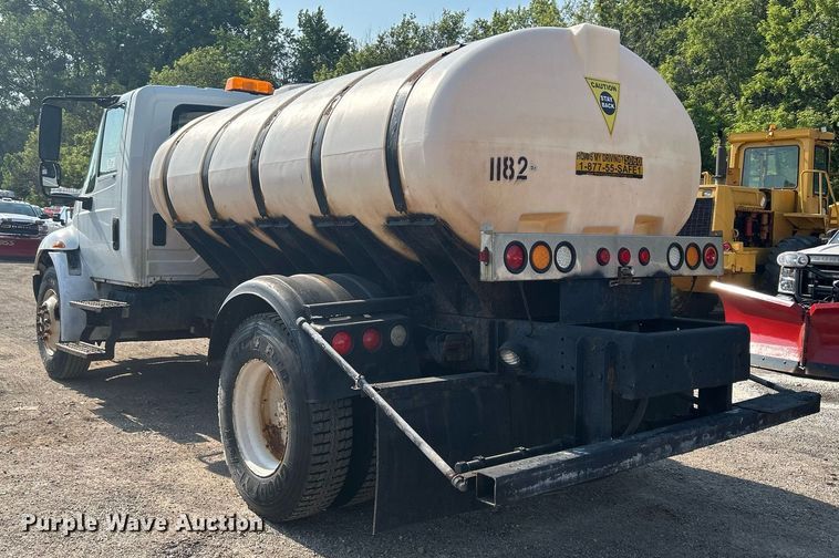 image for item DS8769 2005 International 4300  de-icer truck