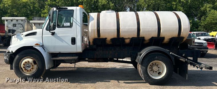 image for item DS8769 2005 International 4300  de-icer truck