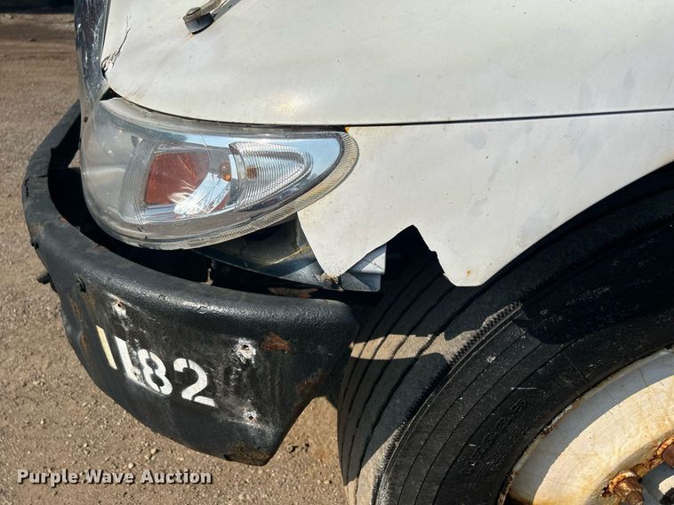 image for item DS8769 2005 International 4300  de-icer truck