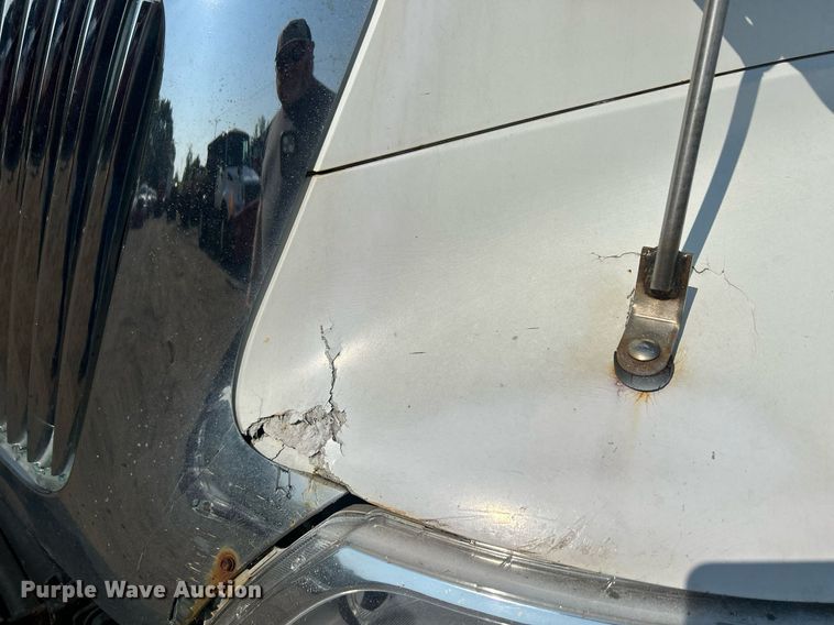 image for item DS8769 2005 International 4300  de-icer truck