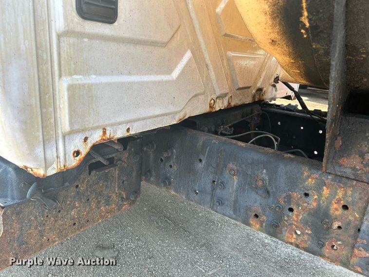 image for item DS8769 2005 International 4300  de-icer truck