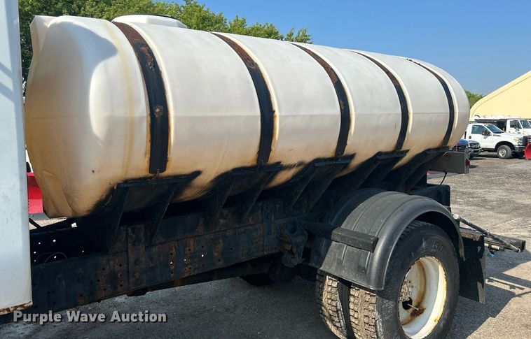 image for item DS8769 2005 International 4300  de-icer truck