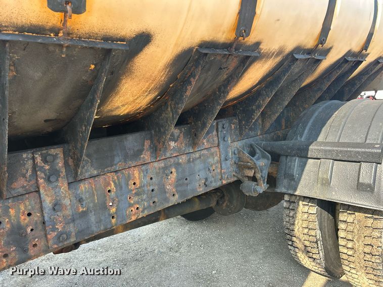 image for item DS8769 2005 International 4300  de-icer truck