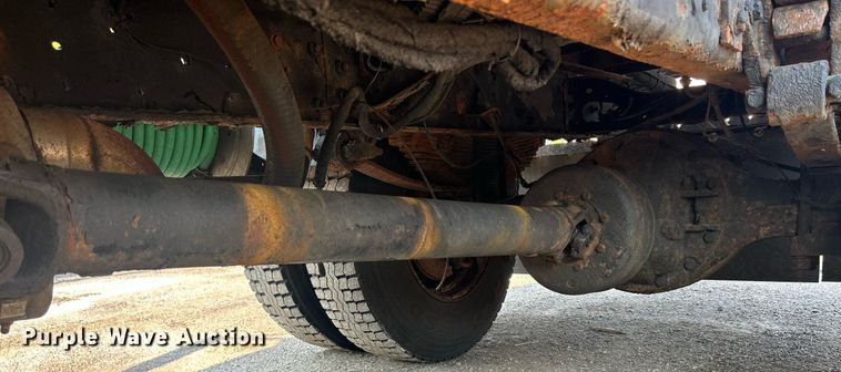 image for item DS8769 2005 International 4300  de-icer truck