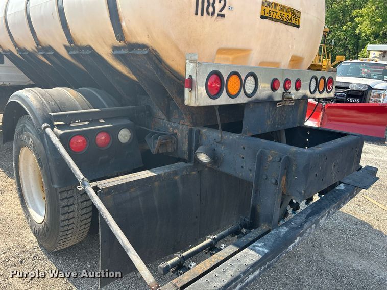 image for item DS8769 2005 International 4300  de-icer truck