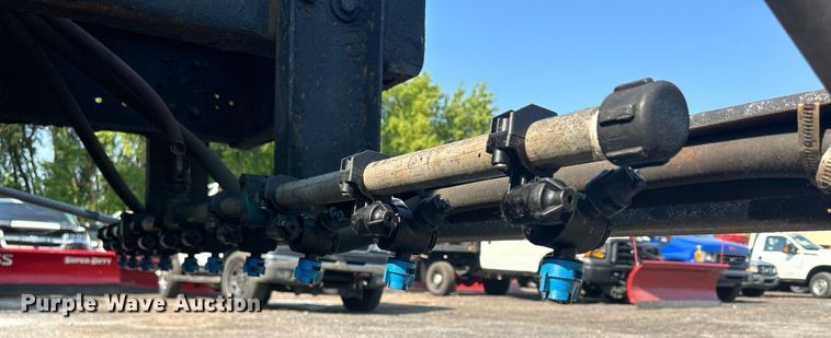 image for item DS8769 2005 International 4300  de-icer truck