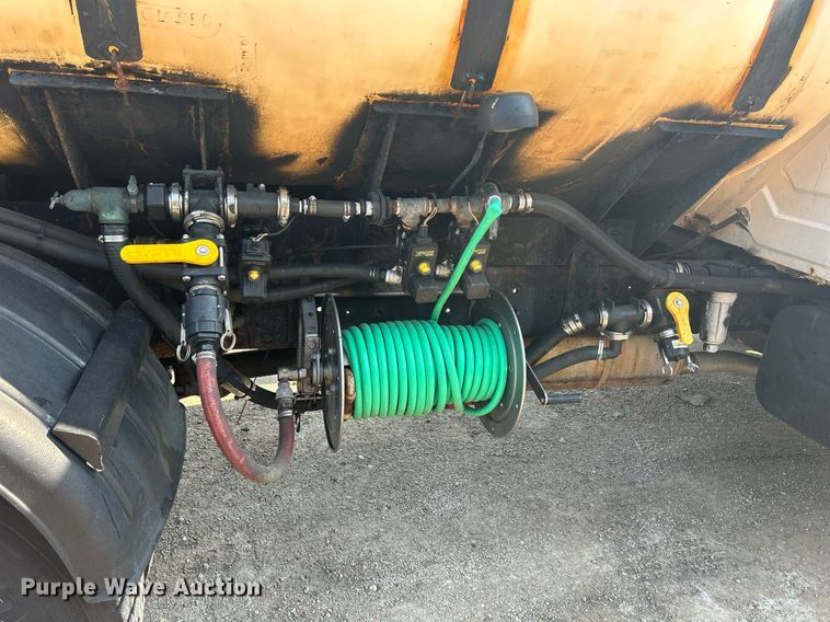 image for item DS8769 2005 International 4300  de-icer truck