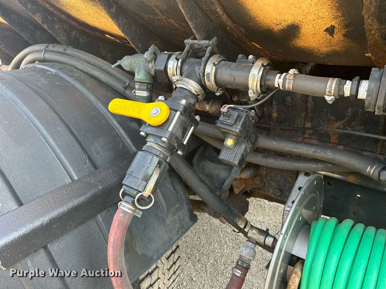 image for item DS8769 2005 International 4300  de-icer truck