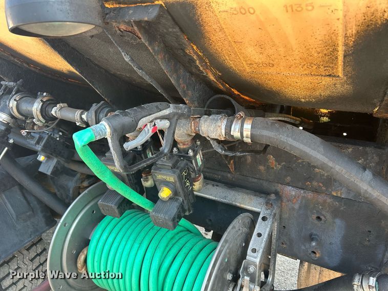 image for item DS8769 2005 International 4300  de-icer truck