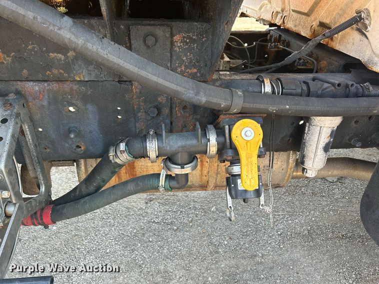 image for item DS8769 2005 International 4300  de-icer truck