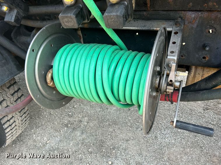 image for item DS8769 2005 International 4300  de-icer truck