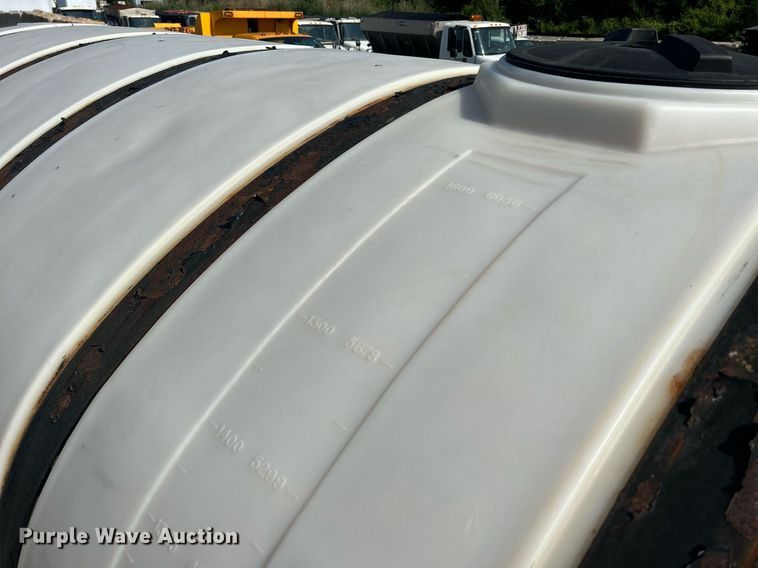 image for item DS8769 2005 International 4300  de-icer truck