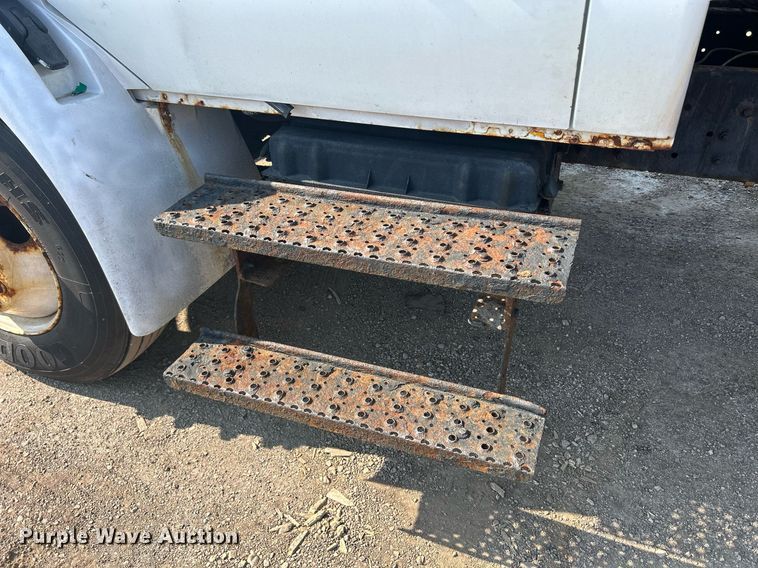 image for item DS8769 2005 International 4300  de-icer truck