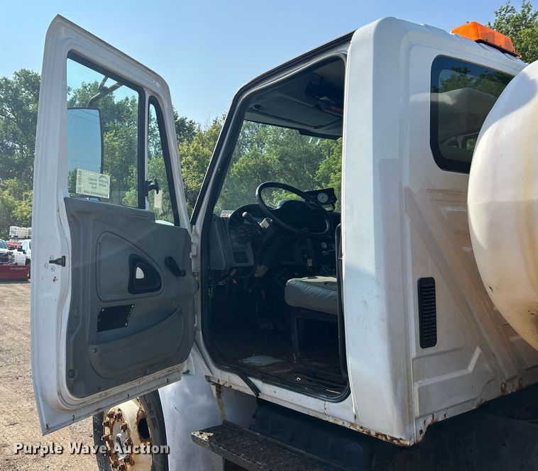 image for item DS8769 2005 International 4300  de-icer truck